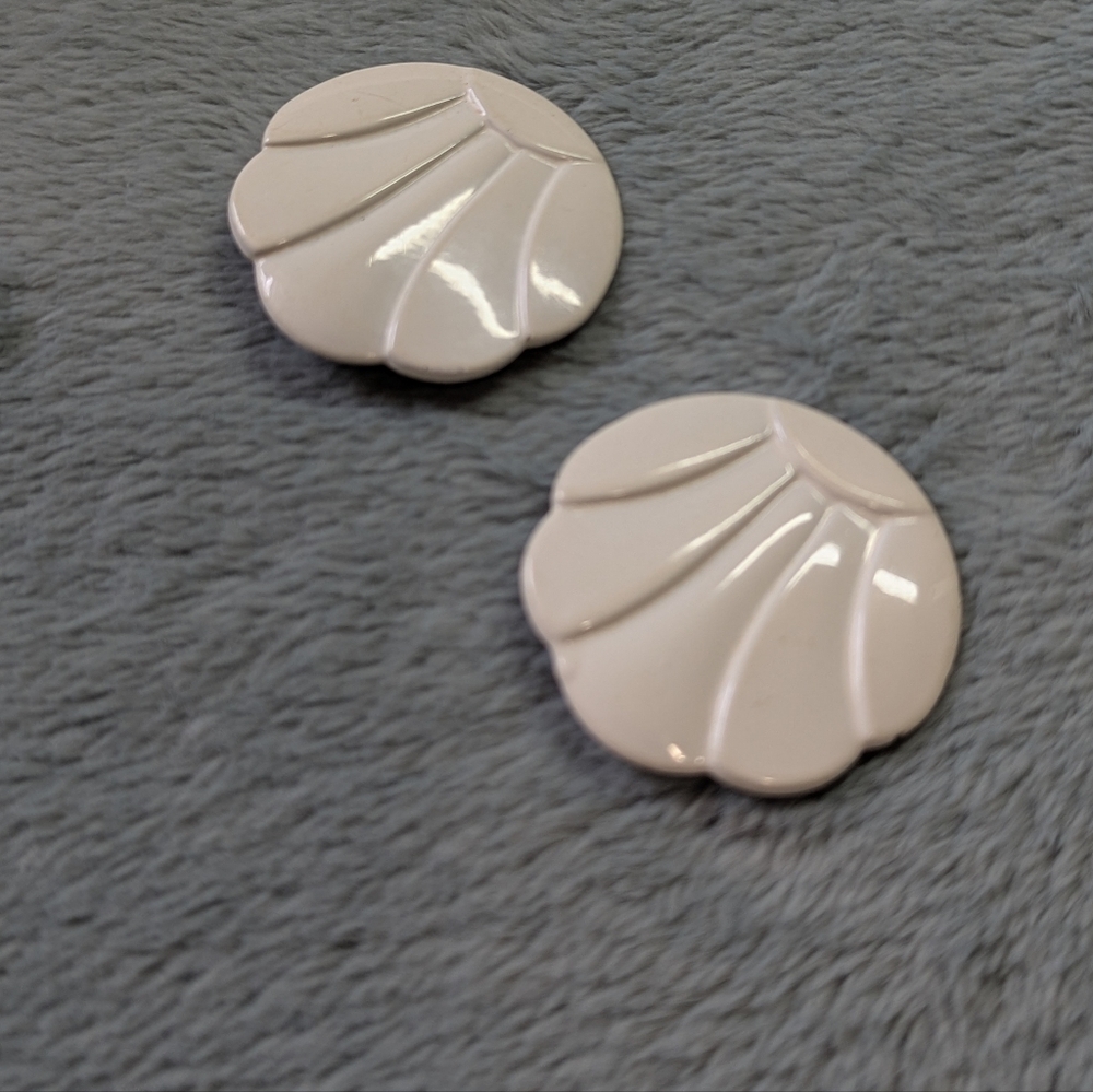 Vintage White Lightweight Metal Scallop Shaped Clip Earrings - Picture 6 of 7